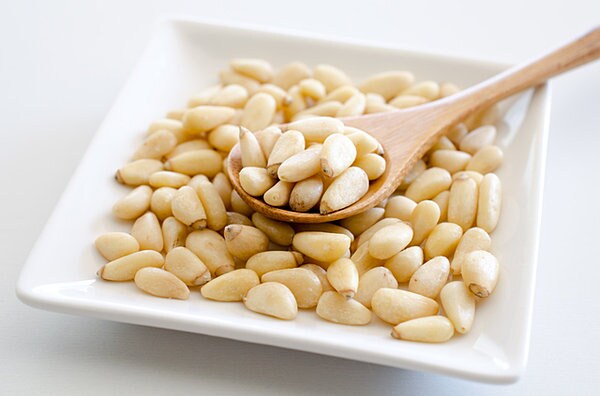 「松の実」は英語ではPine nutやPine seed、イタリア語でpinoliと呼ばれ食されています
