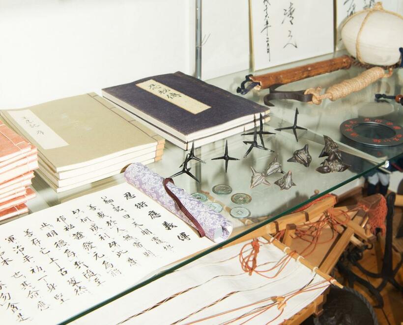 尼子さんの自宅のガラスケースには、書物やまきびしなど忍者関連の史料が保管されている＝兵庫県尼崎市、撮影・掛祥葉子（写真部）