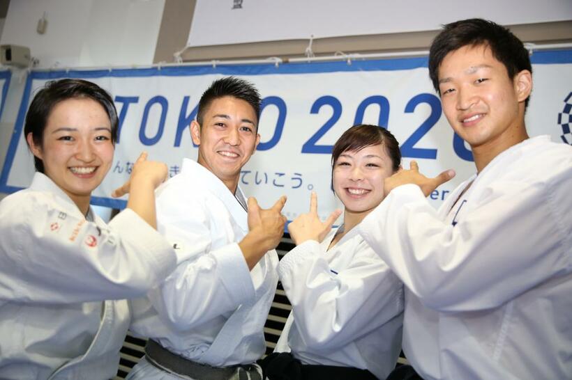 空手が東京五輪の追加競技に決まり、笑顔の喜友名諒（左から２人目）ら選手たち＝２０１６年８月　（ｃ）朝日新聞社