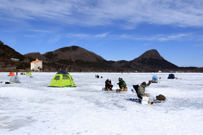 これぞワカサギ釣り！　関東でも氷上の穴釣りが楽しめます♪
