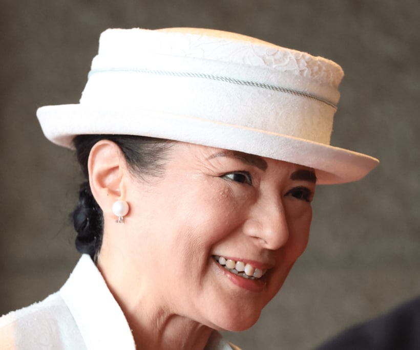 ナイチンゲール記章授与式の会場に到着した皇后雅子さま。レース生地を用いた帽子は、涼しげでエレガントなデザイン=2025年7月31日午後1時45分、東京都港区、JMPA