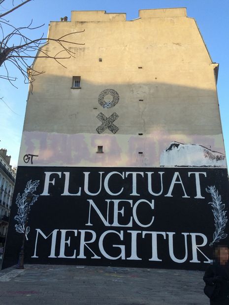 パリ市の紋章にある「荒波にもまれても沈まぬ舟：Fluctuat Nec Mergitur」が、グラフィティアーティト達によって書かれたサンマルタン運河ちかくの壁。共和国広場にも同じ言葉が壁を飾った。　写真：Toshie KAMADA