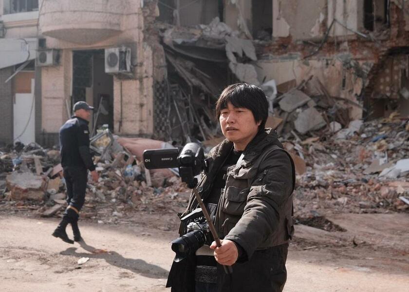 志葉玲さん（４７）／昨年４月、ウクライナ東部のハルキウ州での取材の様子。「戦争の実態を知ってもらいたい」。著書に『ウクライナ危機から問う日本と世界の平和』など（写真：本人提供）