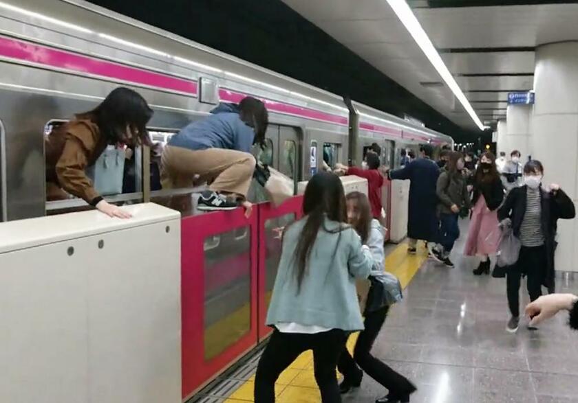 国領駅で緊急停車した電車の窓から、乗客が次々と脱出していった＝２０２１年１０月３１日、東京都調布市（乗客提供）