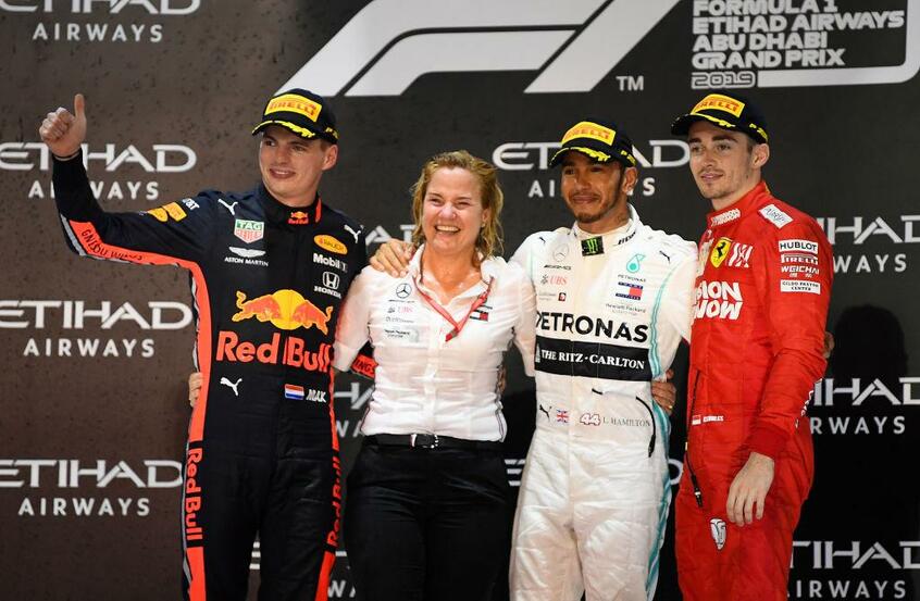 アブダビGPの表彰台で祝福を受けるレッドブル・ホンダのマックス・フェルスタッペン(左)(写真/Getty Images)