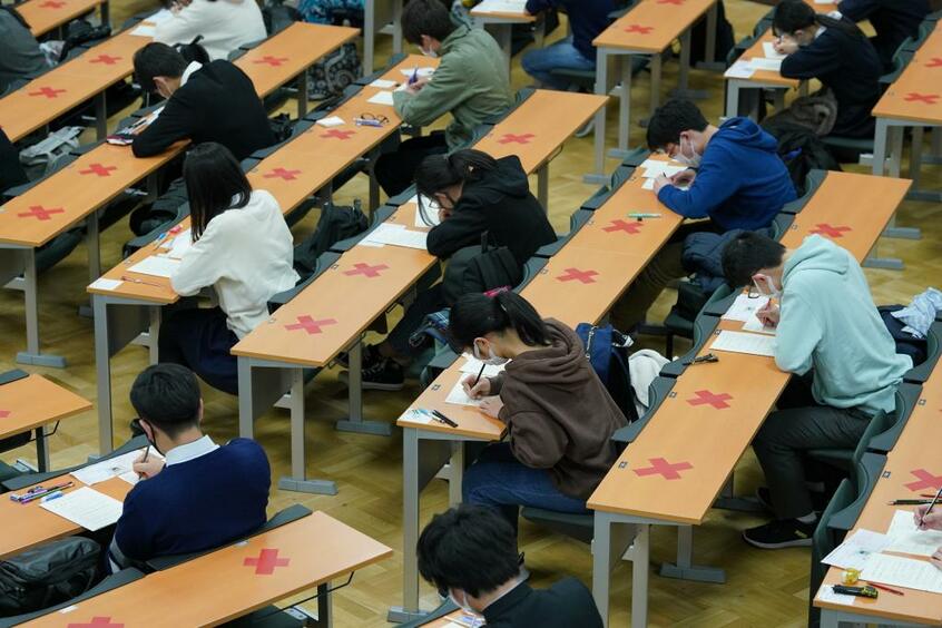 大学入学共通テストの会場では、席の間隔が空けられ感染対策が取られた (c)朝日新聞社