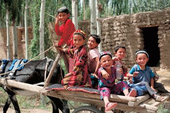 難民キャンプの疲れ切った少女が一瞬、微笑んだのはなぜ…写真家・長倉洋海が子どもを撮り始めたきっかけは?