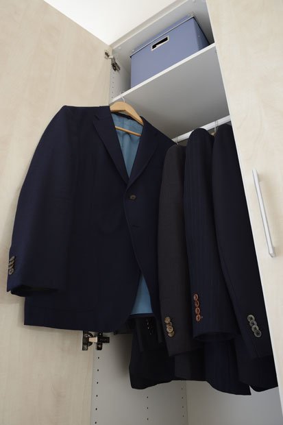 スーツはオーダーメードで1着13万~15万円(撮影/写真部・岡田晃奈)
<br />