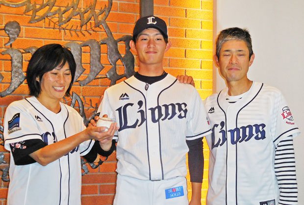 両親にウィニングボールをプレゼントした西武今井(c)朝日新聞社