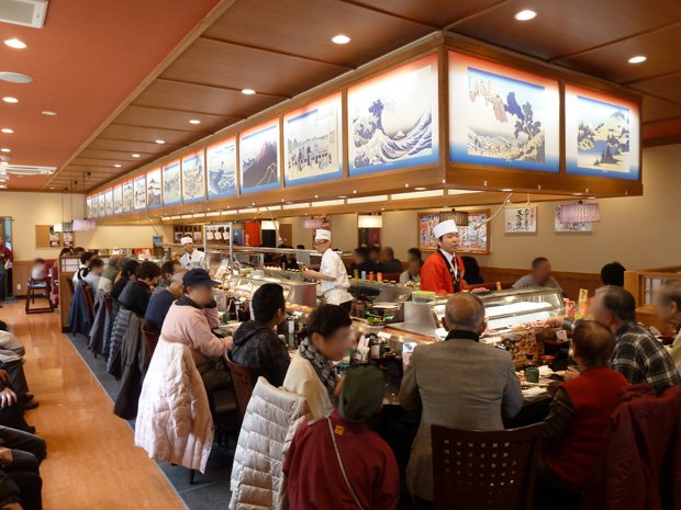 店舗を劇場に見立てスタッフを劇団員に見立てる銚子丸の店内(写真:銚子丸提供)
