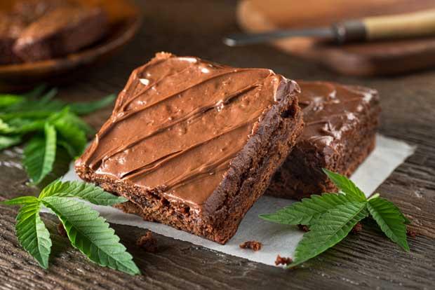 どこから見ても普通のチョコレートブラウニーだが、大麻食品だ。食用だと深い多幸感が得られるという。添えられているのは大麻草の葉（写真：Ｇｅｔｔｙｉｍａｇｅｓ）