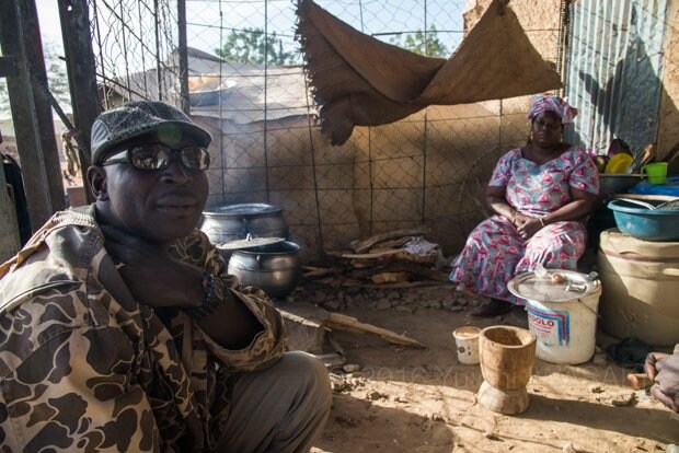 写真左側の男性が、ニャフンケの状況を詳細に説明してくれたアリさん（ニャフンケ・マリ 2016年／Niafunke,Mali 2016）