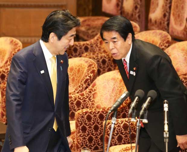 安倍首相（左）と「安倍総裁三選を応援する有志の会」の代表下村博文衆院議員　（ｃ）朝日新聞社