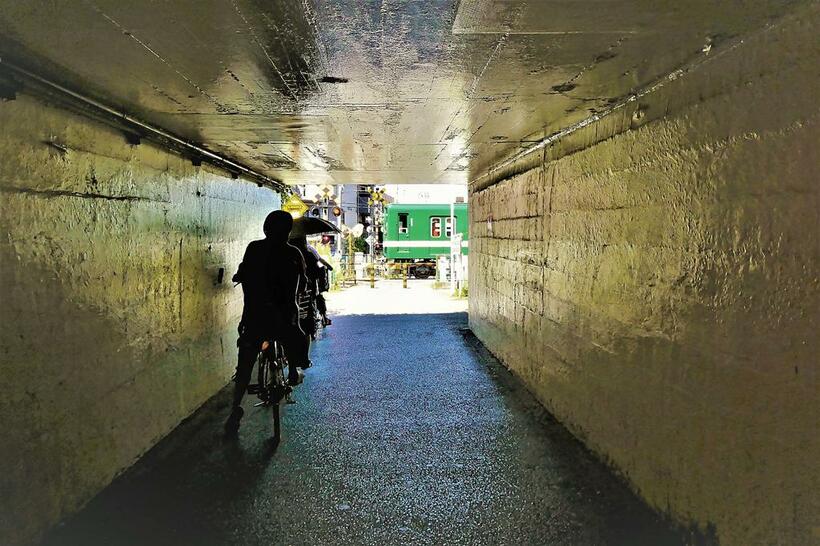 亀戸駅側から最初の踏切は、総武本線の築堤の下に通じている自転車・歩行者用。この雰囲気も、亀戸線の魅力だ。亀戸～亀戸水神(写真／岸田法眼)
