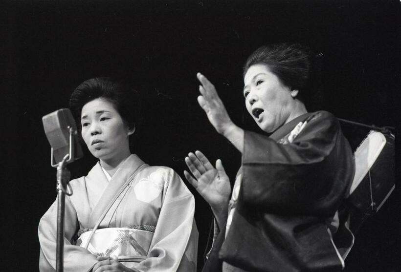 1977年に銀座で開かれた「今昔演芸特選会」の舞台に立つ内海桂子さん（右）と内海好江さん（C）朝日新聞社  