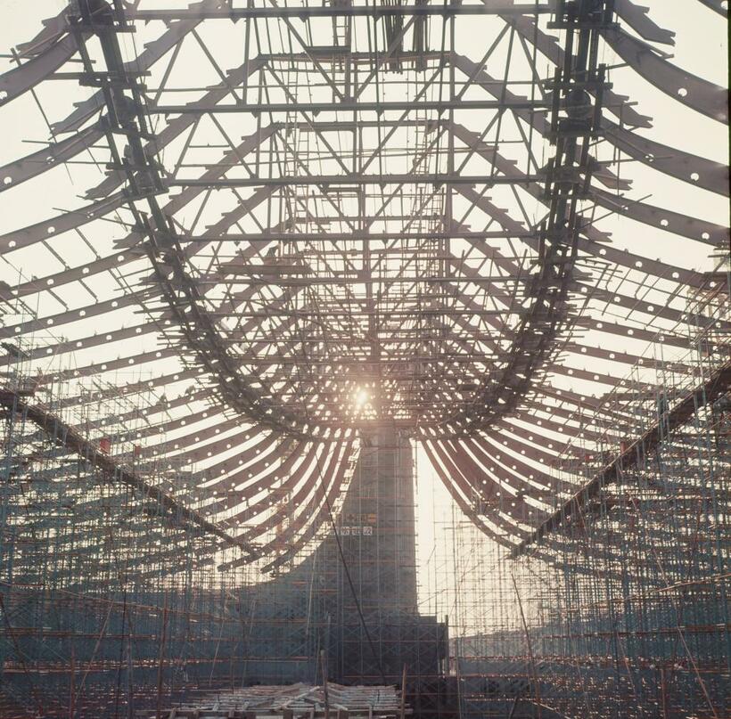 建設中の代々木競技場、代々木第一体育館。ワイヤロープによる「吊り屋根構造」は、世界中から注目を浴びた。日本を代表する建築家・丹下健三の設計　（ｃ）朝日新聞社