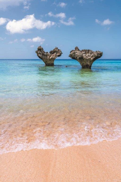 沖縄本島と1960mの古宇利大橋で結ばれた古宇利島……「恋の島」伝説のある古宇利島のパワースポット「ティーヌ浜」（沖縄県　古宇利島）