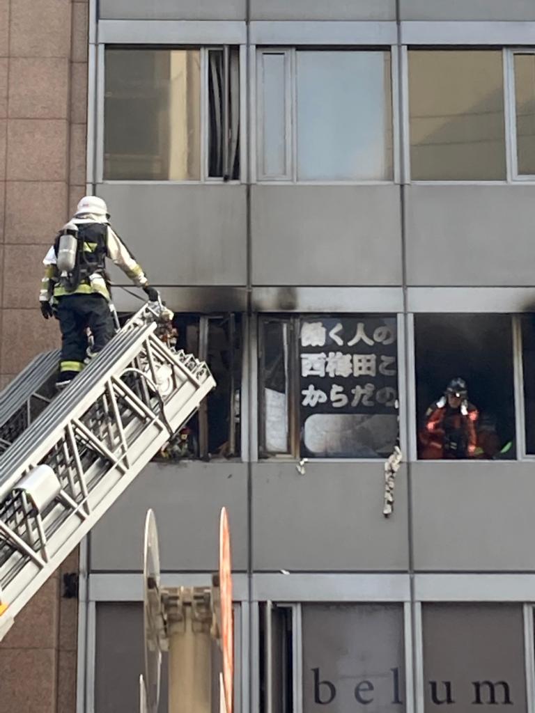 火災があった大阪のビルに取り残された人を救助する消防隊員（提供）
