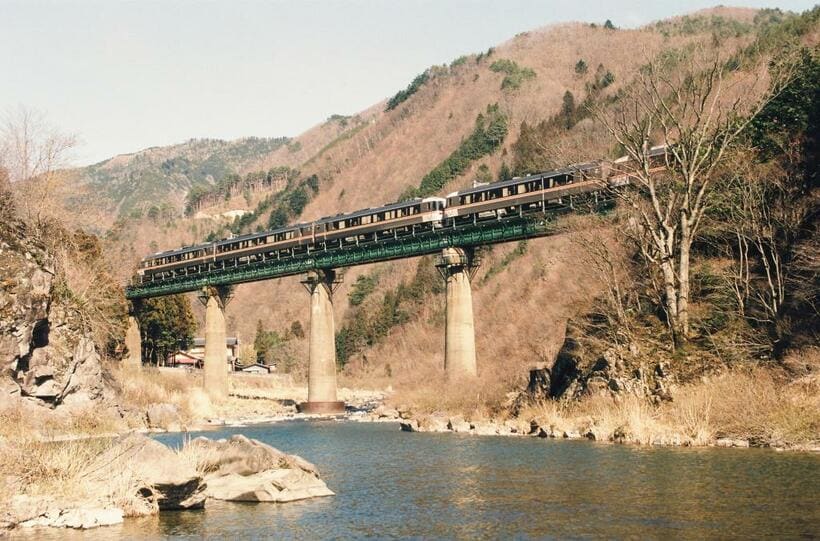 飛騨川（益田川）の渓谷を縫うように走る、キハ85系の特急「（ワイドビュー）ひだ」　（C）朝日新聞社