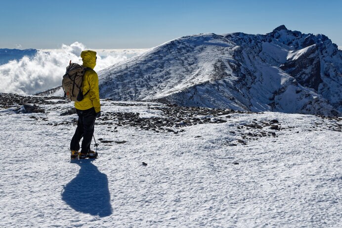 冬の登山を安全で快適にするにはベースレイヤー選びが重要です