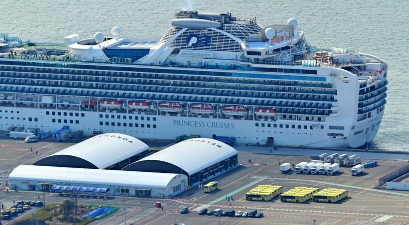 横浜港に停泊している大型クルーズ船ダイヤモンド・プリンセス号。乗客の下船が始まっている　　(c)朝日新聞社