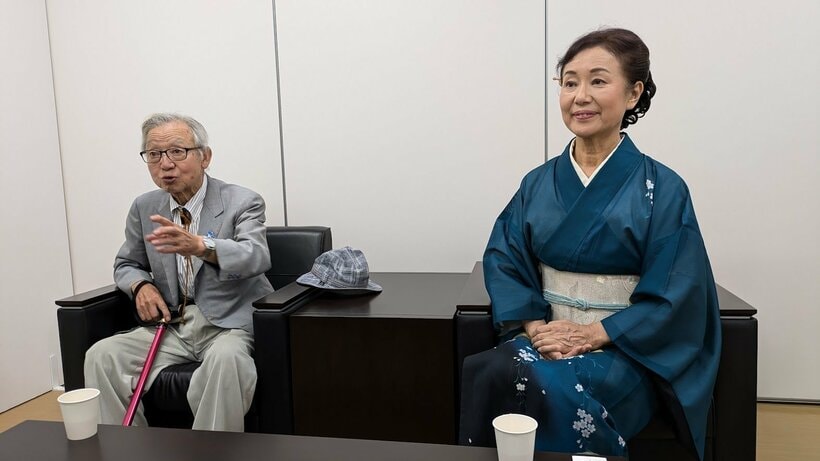 講談後に楽屋に戻って語り合う木戸季市さん（左）と、講談師の神田香織さん（撮影：木村元彦）