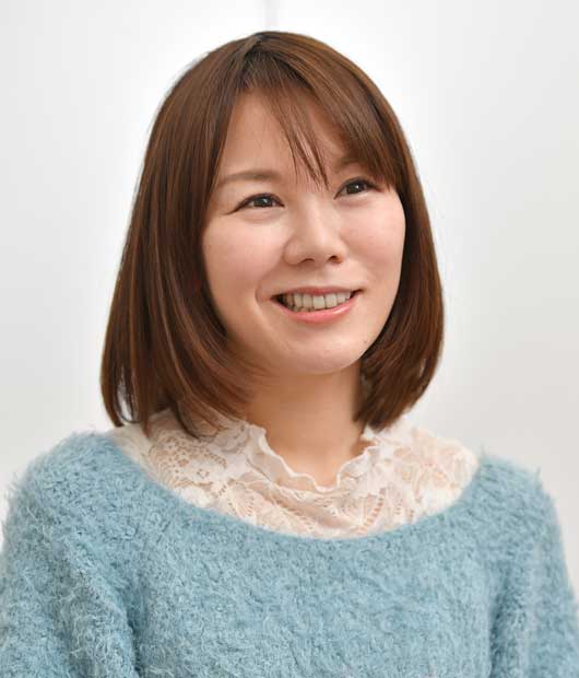 繊細な“揺らぎ”の歌声を持つ半崎美子。桑田氏お気に入りの「ふたりの砂時計」も収録（撮影／伊ヶ崎忍）