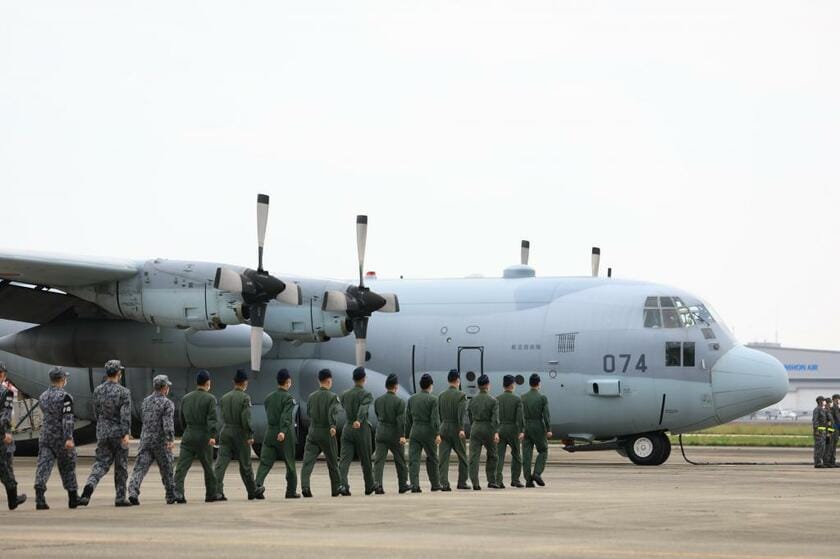 ジブチへ向かう航空自衛隊の輸送機に乗り込む隊員たち＝２０２３年４月２１日、愛知県の航空自衛隊小牧基地