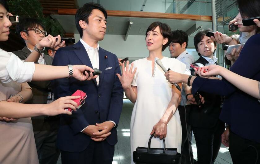 首相官邸で行われた結婚報告会見　（ｃ）朝日新聞社