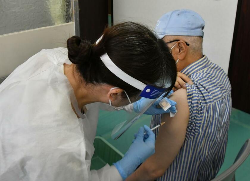 ワクチン接種を受ける男性高齢者（C)朝日新聞社