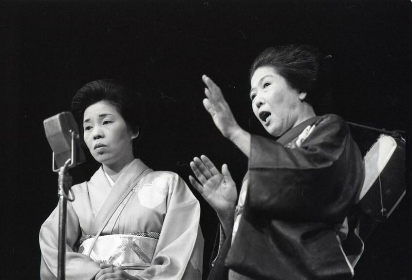 1977年に銀座で開かれた「今昔演芸特選会」の舞台に立つ内海桂子さん(右)と内海好江さん(C)朝日新聞社