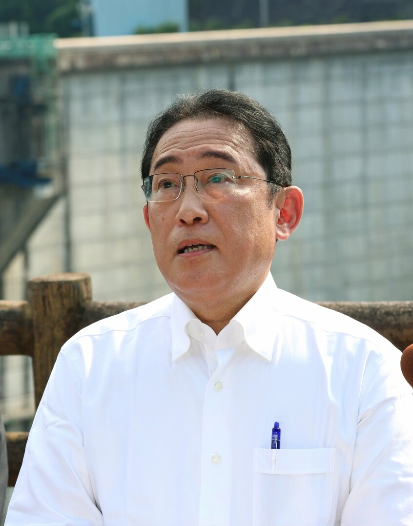 視察した岐阜県の矢作ダムで都議補選の結果について答える岸田文雄首相=代表撮影