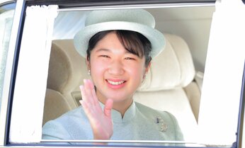 飾りのない「シャープ」なラインの美しさ 愛子さまの淡い水色の帽子とドレスが魅せる大人の女性への成長