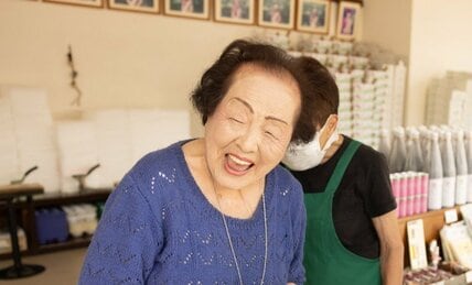 〈100歳スペシャル〉現役のポーラ美容部員は102歳！毎日メイクで「白ごはんは150グラムまで」　健康長寿の“納得の理由”