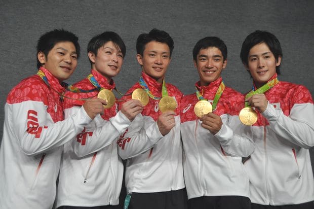 金メダルを手に持つ日本選手たち