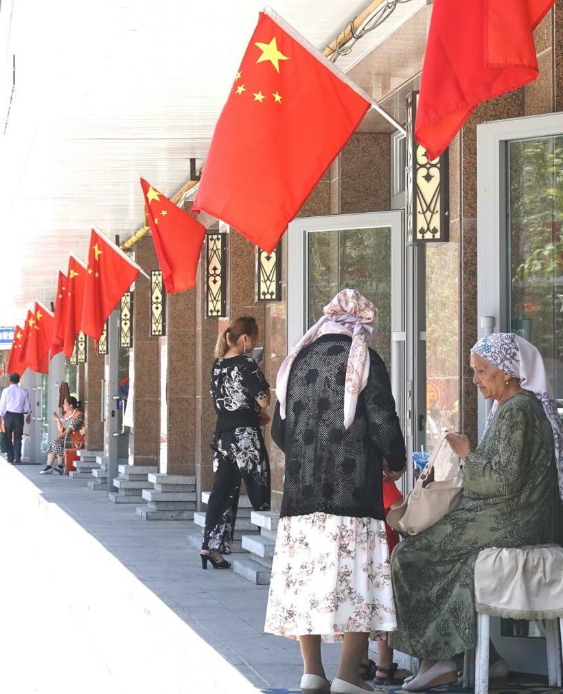 新疆ウイグル自治区ウルムチでは多くの商店が中国国旗を掲げていた　（ｃ）朝日新聞社