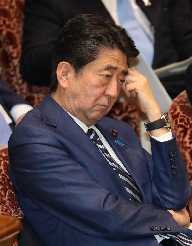 参院予算委で、憮然とした表情で野党からの質問を受ける安倍晋三首相／２０２０年１月２９日　（ｃ）朝日新聞社