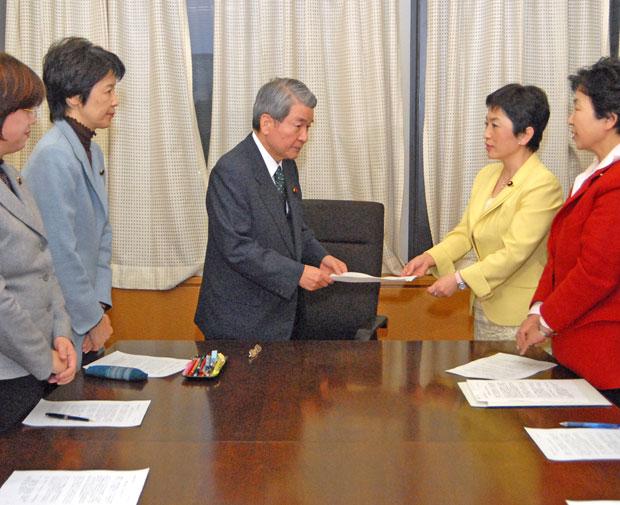 当時、女性議員たちが柳澤厚労相に辞任要求を手渡した／２００７年１月撮影（撮影／代表撮影）