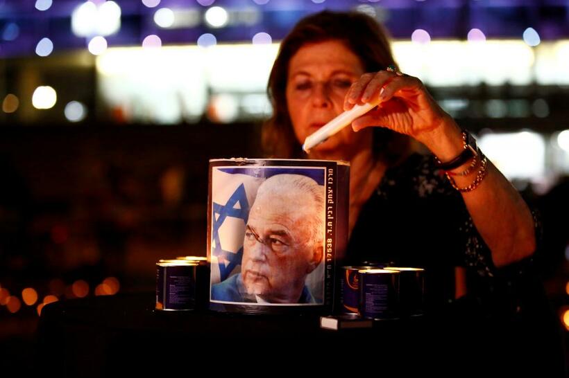 2020年10月、イスラエルのイツハク・ラビン首相暗殺25年の追悼イベントでろうそくを灯す、ラビン首相の娘・ダイラ・ラビン氏（ロイター/アフロ）
