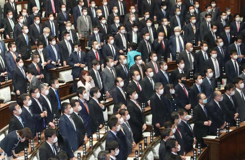 ４月２日の衆院本会議。起立する議員たちは全員マスク姿　（ｃ）朝日新聞社