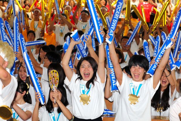 ２０１６年８月１８日午前７時４０分、愛知県大府市の至学館大学には、早朝にもかかわらず多くの学生が集まり、土性沙羅選手の金メダル獲得に歓声を上げた　（ｃ）朝日新聞社