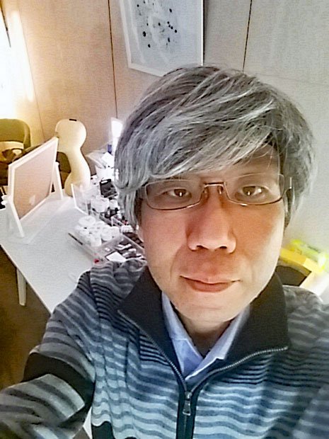 「政治評論家風」とスタッフが呼んでいたかつら。人毛を使った２６万円の高級品。筑紫哲也さんのイメージ