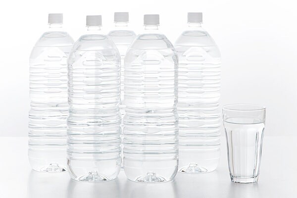 1.5Lの水は200ccのコップで約7〜8杯、300mLのペットボトルで5本分！