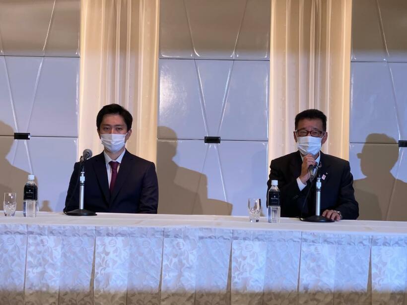 「大阪維新の会」新代表に就任した吉村洋文大阪府知事と引退を表明した松井一郎大阪市長（撮影・今西憲之）