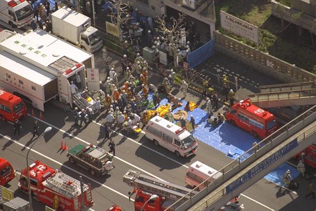 地下鉄サリン事件では具合の悪くなった乗客たちが地上に運び出され、救急車で搬送された／１９９５年３月２０日、築地駅付近で　（ｃ）朝日新聞社