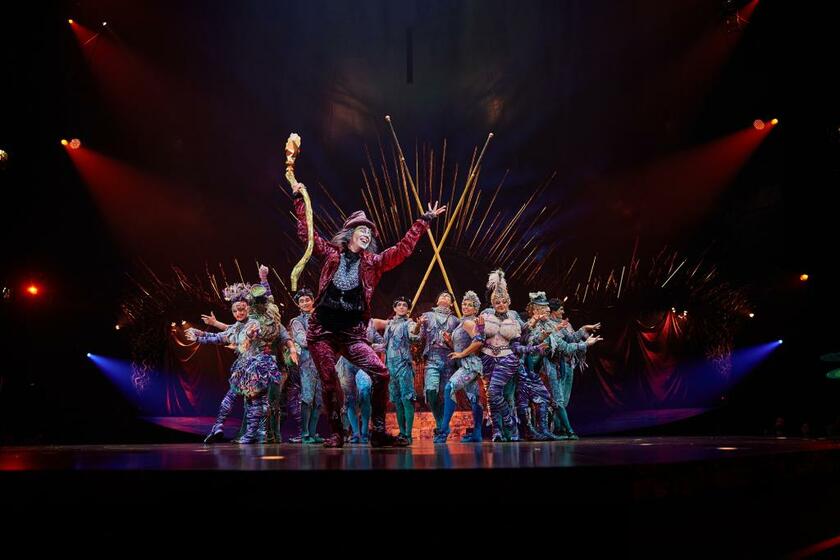 オープニング演目「アクロ・ポール」には宮廷の愚か者「ミスター・フルール」や貴族たちが登場（photo／Cirque du Soleil 2021　Costumes／Dominique Lemieux）