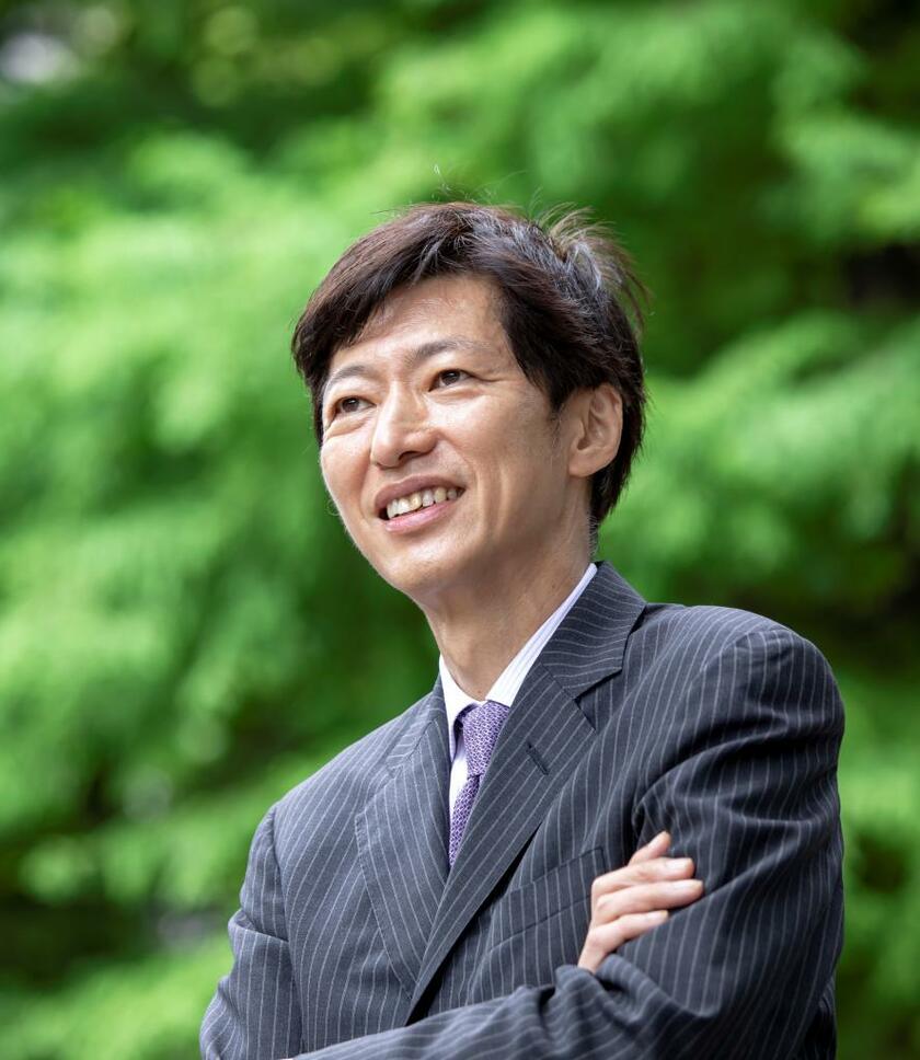 セゾン投信 代表取締役会長CEOの中野晴啓さん。2006年にセゾン投信設立。長期投資の重要性を訴え続け、15万人超の顧客から支持されている。投資信託協会の副会長も務める（写真／本人提供）