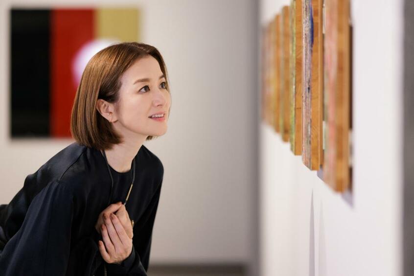 「ストリップ」(2013~16年)を見る鈴木京香さん。2メートル×10メートルの縞模様の前に立つと目まいに似た感覚を覚える人もいる/photo 山本倫子、hair & make up 板倉タクマ(ヌーデ)、styling 藤井享子(banana)、costume ヴィンス ヒロタカ SOURCE