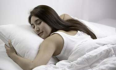 「うつぶせで寝るとシワが増える」は本当だった　研究論文ではうつぶせ専用枕で顔全体のシワが約12％減少