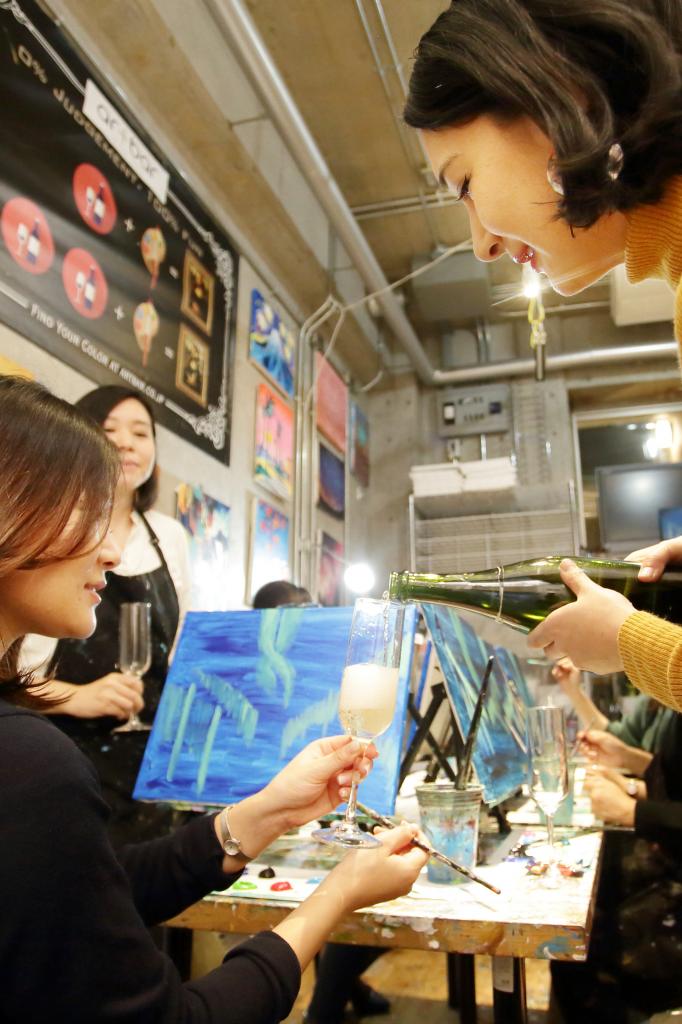 杯を重ねる人も多い。ナオミさんは初デートにすすめる。「映画をみるより、並んで絵を描いたほうが相手のことがわかります」(撮影/小暮誠)